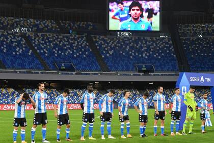 Los jugadores de Nápoli, con una camiseta similar a la de la selección argentina; detrás, la imagen de Maradona con la casaca napolitana 