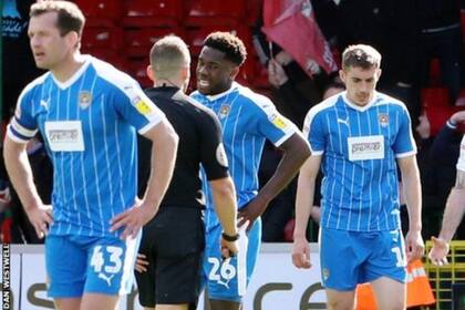 Los jugadores de Notts County, desolados por el descenso.