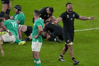 Los jugadores de Nueva Zelanda festejan tras robar la pelota en la última jugada y vencer a Irlanda por 28-24 en las semifinales del Mundial; el viernes serán rivales de los Pumas