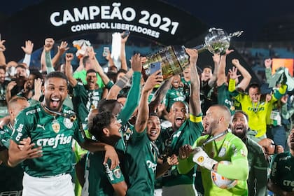 Los jugadores de Palmeiras alzan al trofeo de campeones de la Copa Libertadores tras vencer 2-1 a Flamengo en la final, el sábado 27 de noviembre de 2021. (AP Foto/Matilde Campodónico)