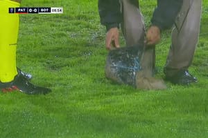 La cancha que debió ser rellenada con arena en pleno partido por la Copa Sudamericana