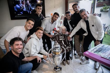 Los jugadores de Platense sorprendieron a Haydee en el geriátrico