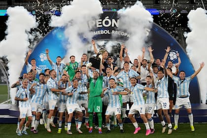 Los jugadores de Racing Club de Argentina festejan luego de conquistar la Recopa Sudamericana con un triunfo sobre Botafogo en Río de Janeiro, el jueves 27 de febrero de 2025 (AP Foto/Silvia Izquierdo)