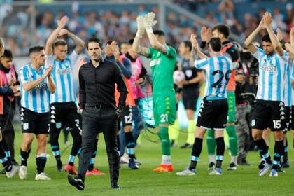 Los jugadores de Racing saludan al público mientras Gago se va de la cancha tras la derrota ante River
