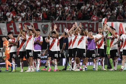 Los jugadores de River en el saludo final a los hinchas, luego de cortar una serie de cuatro empates con un 2-0 en el Monumental.