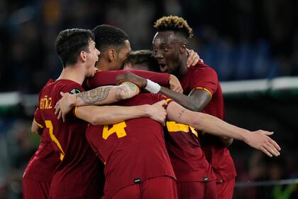Los jugadores de Roma festejan el gol de Nicolo Zaniolo ante Bodo Glimt, de Noruega