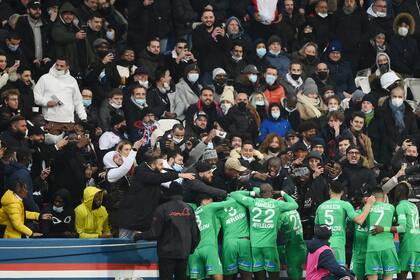 Los jugadores de Saint-Etienne celebran el gol con sus hinchas