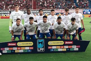 Los futbolistas de San Lorenzo e Instituto posaron con remeras en defensa de la AFA y los hinchas insultaron a Tapia