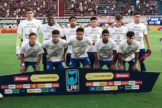 Los futbolistas de San Lorenzo e Instituto posaron con remeras en defensa de la AFA pero los hinchas insultaron a Tapia