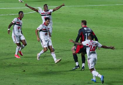 Los jugadores de Sao Paulo celebran después de ganar el partido de vuelta de la final entre Sao Paulo y Palmeiras como parte del Campeonato Paulista 2021 en el Estadio Morumbi el 23 de mayo de 2021 en Sao Paulo, Brasil.