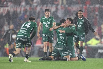 Los jugadores de Sarmiento festejan su Monumentalazo