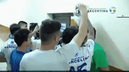 Los jugadores de Sportivo Rivadia buscan una camiseta de River