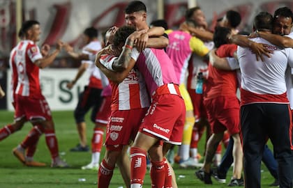 Los jugadores de Unión festejan la permanencia tras vencer a Tigre