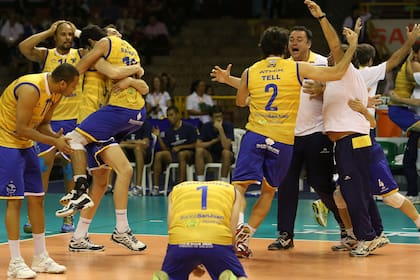 Los jugadores de UPCN celebran el histórico podio