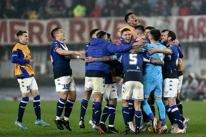 Los jugadores de Vélez celebrando en el Monumental la clasificación a los cuartos de final de la Copa Libertadores