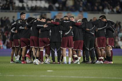 Los jugadores de Venezuela, antes del partido con Argentina