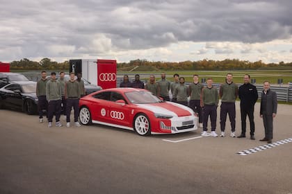 Los jugadores deben presentarse a entrenamientos y todos los eventos oficiales en vehículos de la marca de los cuatro anillos
