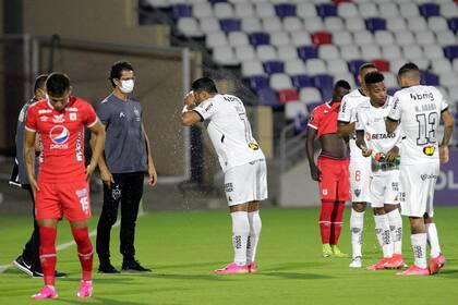 Los jugadores debieron ser asistidos varias veces por los efectos de los gases lanzados fuera del estadio Romelio Martinez en Barranquilla