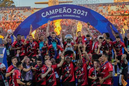 Los jugadores del Athletico Paranaense su consagración como campeones de la Copa Sudamericana tras vencer al Bragantino en el estadio Centenario de Montevideo, el sábado 20 de noviembre de 2021. (AP Foto/Natacha Pisarenko)
