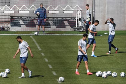 Los jugadores del Bayern Munich, en una sesión de entrenamiento del equipo alemán "con distanciamiento social"