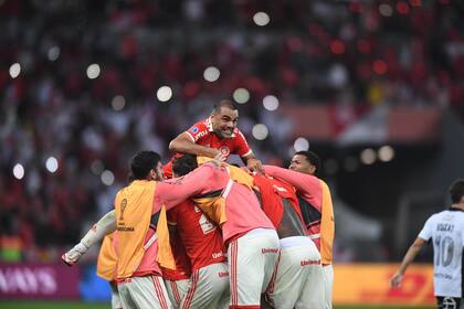 Los jugadores del Inter festejan una remontada histórica ante Colo Colo
Foto: @SCInternacional