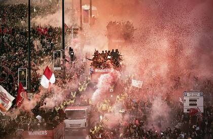 Los jugadores del Liverpool son recibidos en su ciudad luego de perder la final de la Champions Trophy.