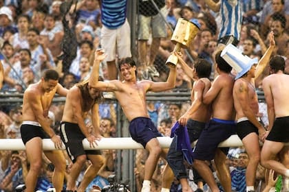 Los jugadores del Racing Club celebran el jueves 27 de diciembre de 2001 en el estadio José Amalfitani: después de 35 años dieron la vuelta olímpica