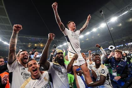 Los jugadores del Real Madrid alzan a Toni Kroos al cabo de la final de la Liga de Campeones, el sábado 1 de junio de 2024, en Londres. (AP Foto/Ian Walton)