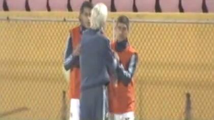 Los jugadores del seleccionado juvenil frenan a Salorio