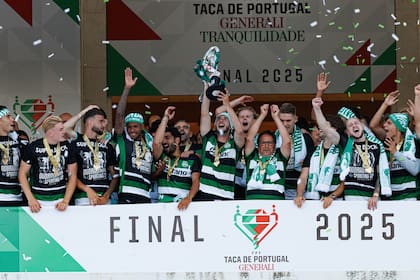 Los jugadores del Sporting CP celebran el triunfo en la Taça de Portugal 2025 (Copa de Portugal).