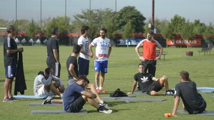 Los jugadores durante el entrenamiento del lunes: cada uno con su propia indumentaria