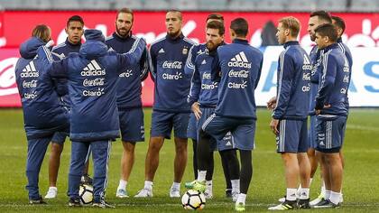 Los jugadores escuchan las indicaciones de Sampaoli, de espaldas