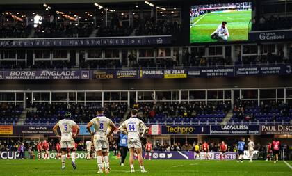 Los jugadores esperan mientras el TMO analiza una acción de try; la pelota inteligente ayudaría a dilucidar situaciones controvertidas