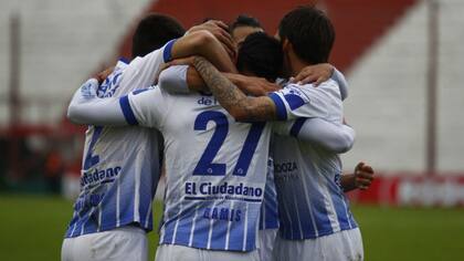 Los jugadores festejan el pase a los cuartos de final de la Copa Argentina