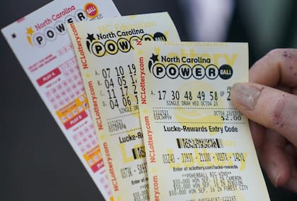 Los jugadores ganan el premio mayor si aciertan las cinco bolas blancas en cualquier orden y la bola roja del Powerball