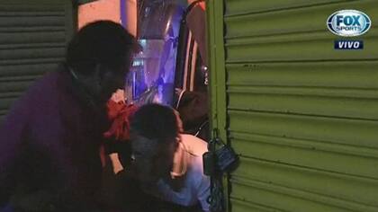 Los jugadores ingresan al estadio