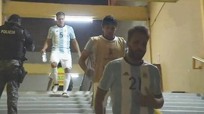 Los jugadores ingresan con las camisetas de la selección argentina