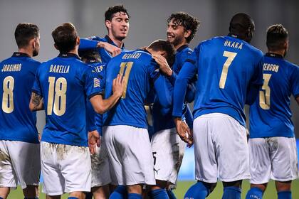Las felicitaciones son para Berardi (11), autor de uno de los goles de la victoria de Italia frente a Bosnia-Herzegovina