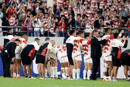 Los jugadores japoneses saludan a su público, después de la derrota.