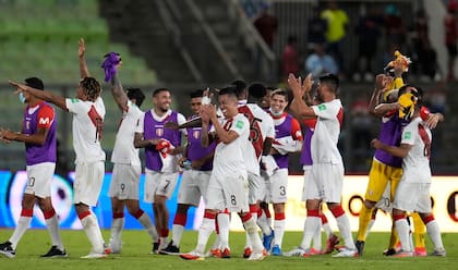 Los jugadores peruanos festejaron luego de vencer a Venezuela