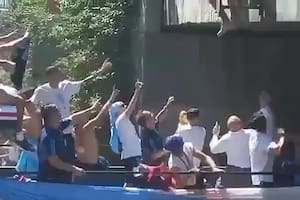 Así se arrojaron dos hombres desde un puente de La Matanza al micro de la selección argentina