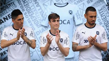 Los jugadores posan en la presentación oficial de la camiseta