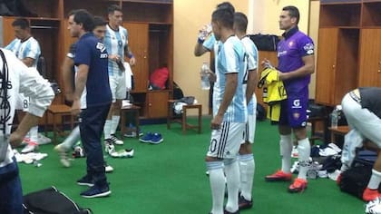 Los jugadores de Atlético Tucumán, en el vestuario, antes de salir a jugar con la camiseta argentina