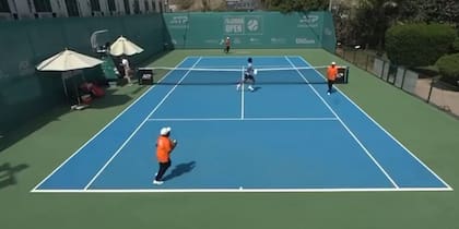 Los jugadores salen corriendo, durante el Challenger de Fujairah, en Emiratos Árabes Unidos, al escuchar explosiones