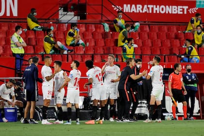 Los jugadores se refrescaron en dos oportunidades debido al calor de Sevilla