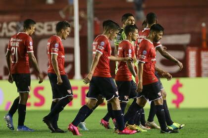 Los jugadores se retiran sin gestos de satisfacción, pese al empate sobre el final