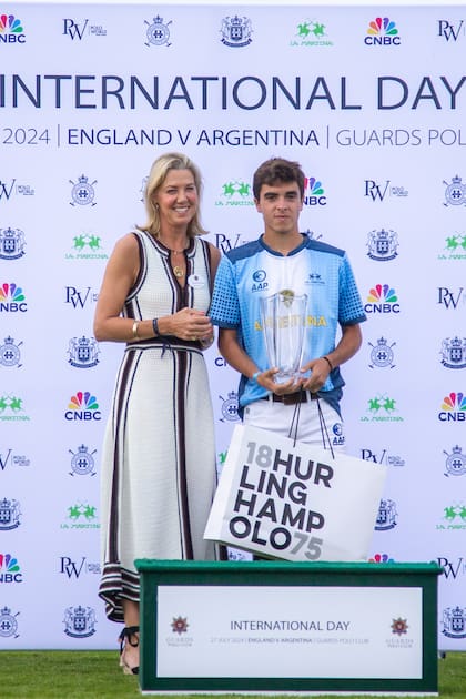 Los jugadores sub 25 participaron por la Copa Whitbread y esta vez una integrante de la familia, Serena Whitbread, se encargó de entregar los premios. En la foto se la ve con Tomás Ballesteros.