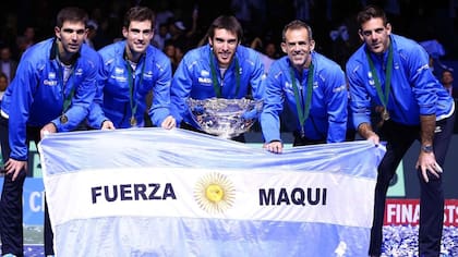 Los jugadores y una bandera de apoyo a Maquirriain, el día que ganaron la Davis, en 2016