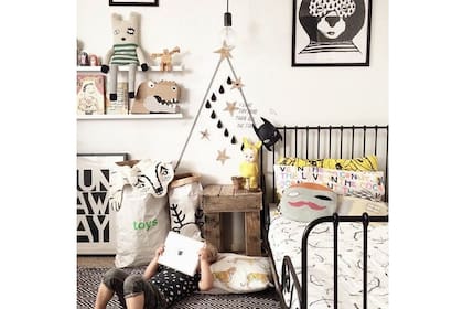 Los juguetes también pueden servir para decorar: aquí, los distintos personajes aportan una cuota lúdica y también la calidez propia de lo artesanal