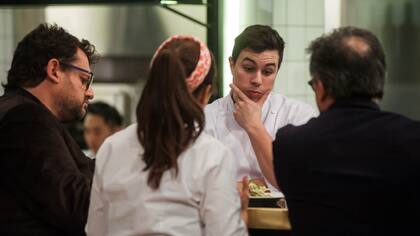 Los jurados evaluan la presentaci{on de un participante.